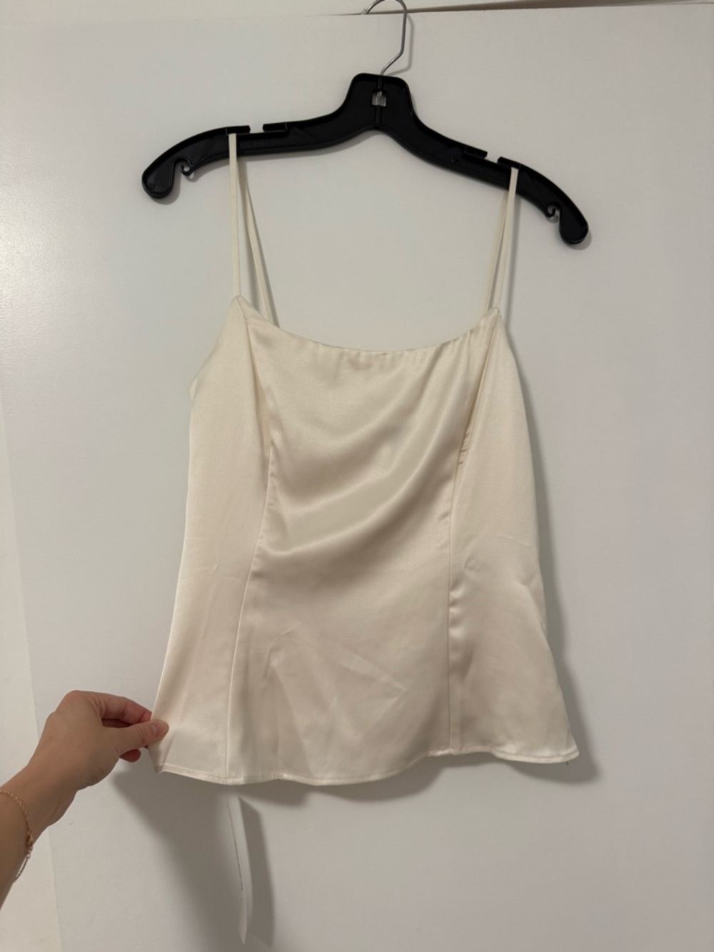 Never worn reformation top

Isla Satin Top-FIOR DI LATTE-002